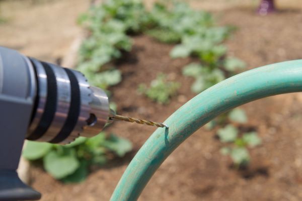Tubo con fori per irrigazione a goccia fai-da-te